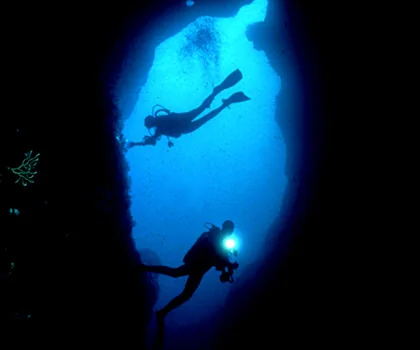 Subacquei in una cavità sommersa